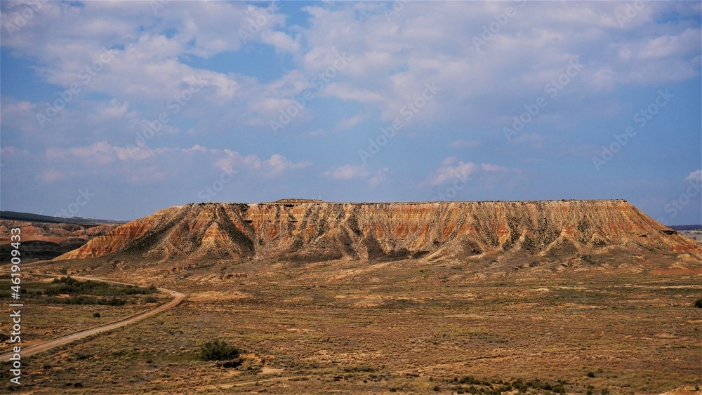 Vista del paisaje español de la campiña europea en el parque del desierto de las Bardenas Reales España.