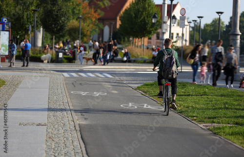 Młodzy mężczyzna jedzie na rowerze po ścieżce rowerowej we Wrocławiu. © Stanisław Błachowicz