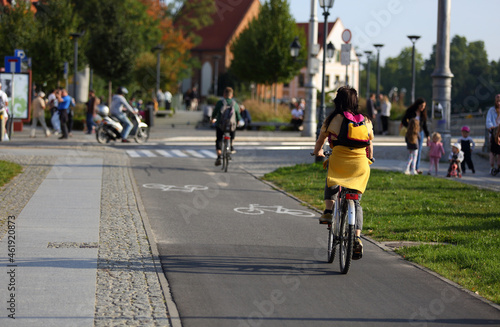 Młoda kobieta jedzie na rowerze po ścieżce rowerowej we Wrocławiu. © Stanisław Błachowicz