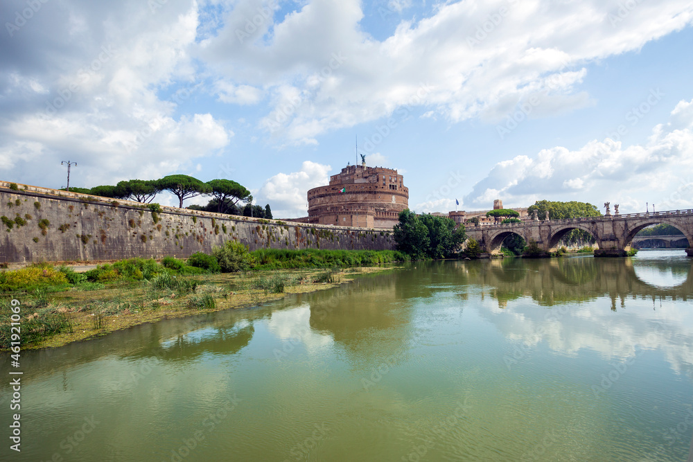 Obraz premium Giro in battello sul Tevere a Roma.Sul fiume a navigare