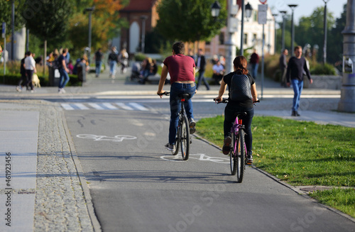 Kobieta i mężczyzna jadą rowerami ścieżką rowerową w mieście, Wrocław. © Stanisław Błachowicz