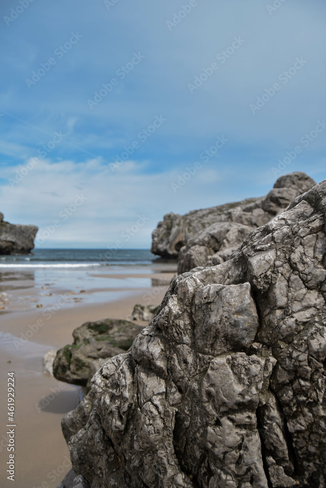 Paisaje de playa con roca en Asturias Paisaje de playa con roca en Asturias
