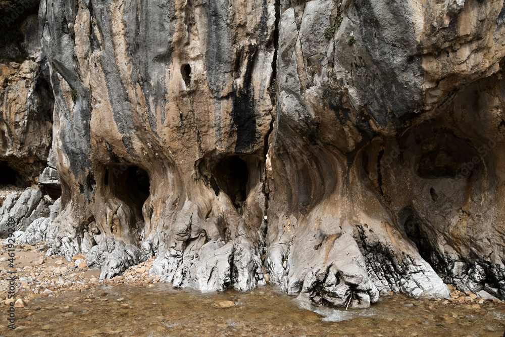 Paisaje de playa con roca en Asturias