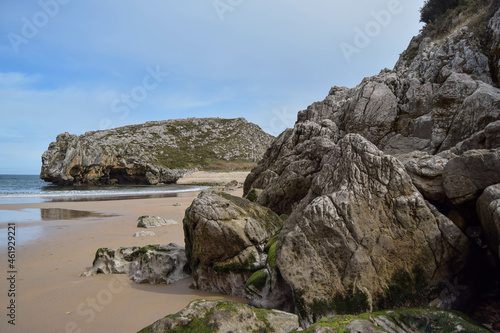 Paisaje de playa con roca en Asturias