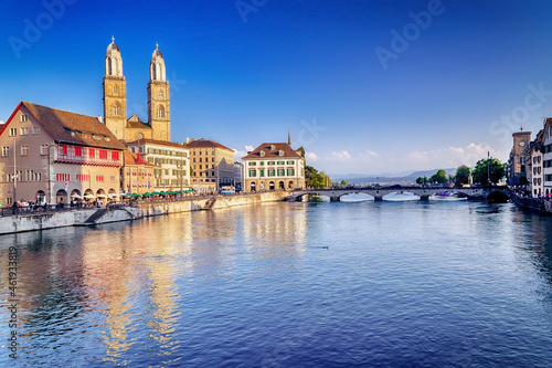 Papier peint Altstadt von Zürich mit Limmat und Grossmünster, Schweiz