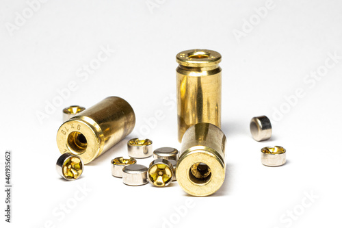 Fotografia Reloading/handloading - closeup of decapped and cleaned 9mm Brass/casing primer pockets and small pistol primers