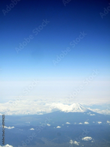 山梨上空から富士山を望む