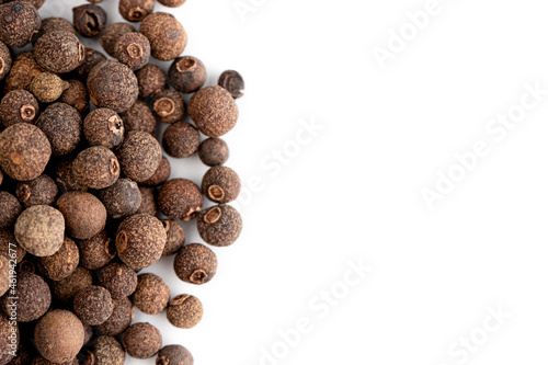 Fotografia A Pile of Whole Allspice Berries on a White Background
