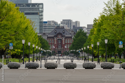 日本、東京都千代田区皇居外苑3 2021-09-28:内堀通りから望む行幸通りと東京駅舎 photo