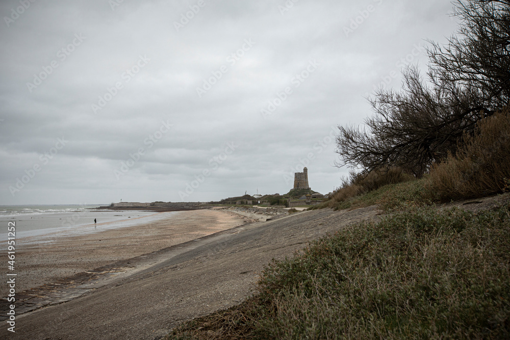 Plage automne Saint Vaast la Hougue Normandie forteresse
