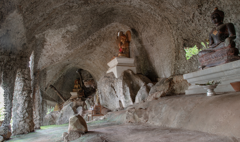 The buddha image within Sumangklo Cave and it is the oldest and limestone cave temples at Lampang Province. No focus, specifically.