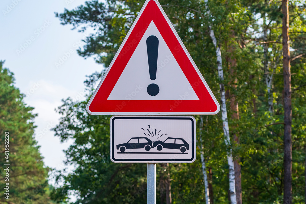 Ein Straßenschild mit dem Symbol das Achtung vor zusammen fahrenden Autos anzeigt Ein Straßenschild mit dem Symbol das Achtung vor zusammen fahrenden Autos anzeigt
