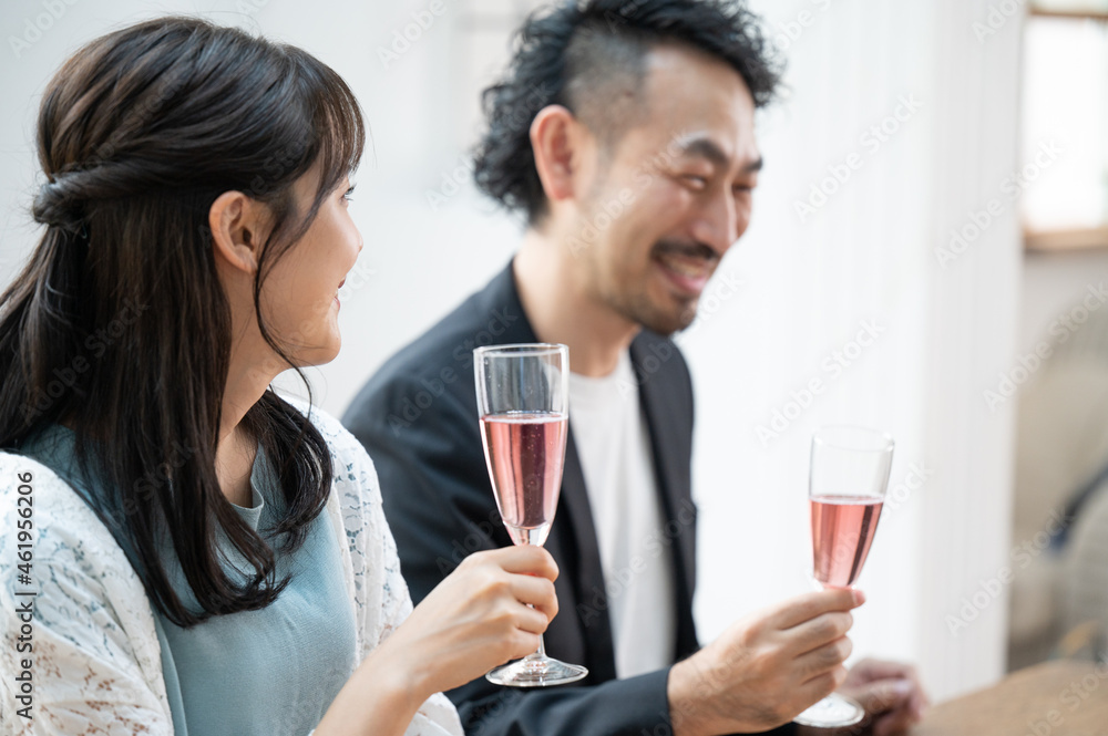 とても楽しいデートをしている若い美男美女のカップル3 顔なし アップ とても楽しいデートをしている若い美男美女のカップル3 顔なし アップ