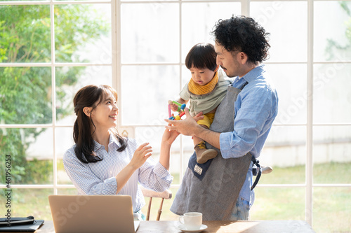 リモートワークが忙しいママから赤ちゃんを引き離す気が利くパパ2