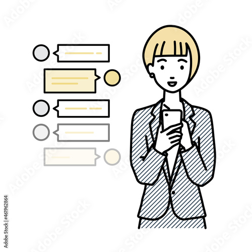 立ってスマートフォンで楽しくチャットで会話するスーツの女性