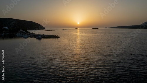 Coucher de soleil sur la mer - photo aérienne en drone