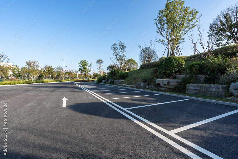 Fototapeta premium parking lot in city park