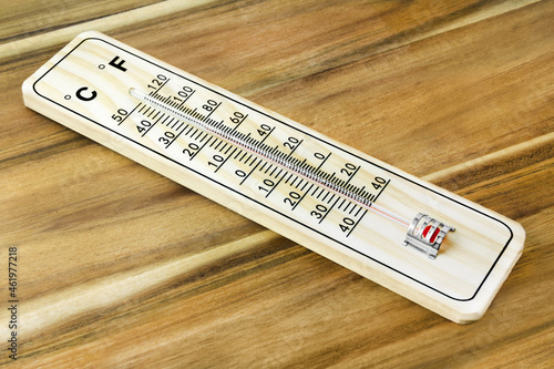 Thermometer mit Celsius und Fahrenheit aus Holz photo