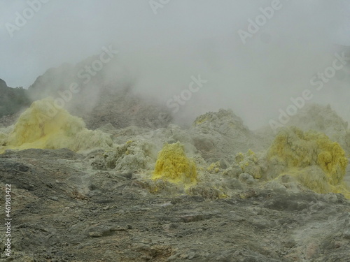 硫黄が噴き出し黄色に色ついた岩