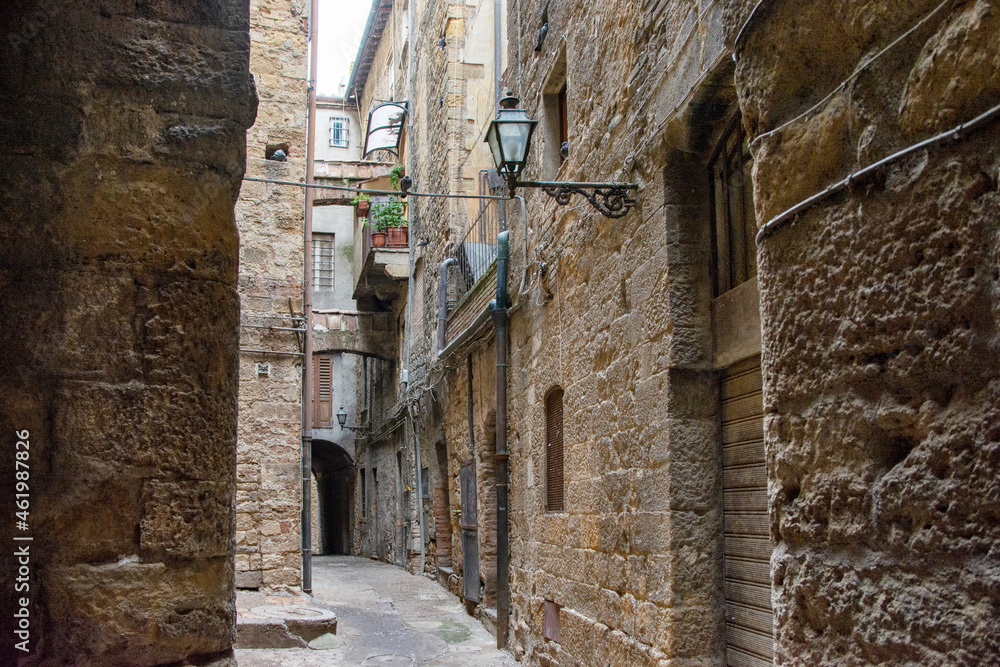 Enge Gasse mit Torbögen in der Altstadt von Volterra Toskana