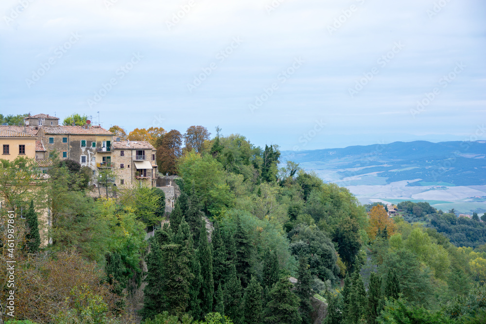 Stadtrand von Volterra mit Blick auf Tal der Cecina in der Toskana