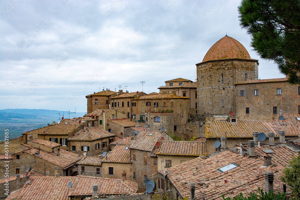 Blick auf die Altstadt von Volterra Toskana