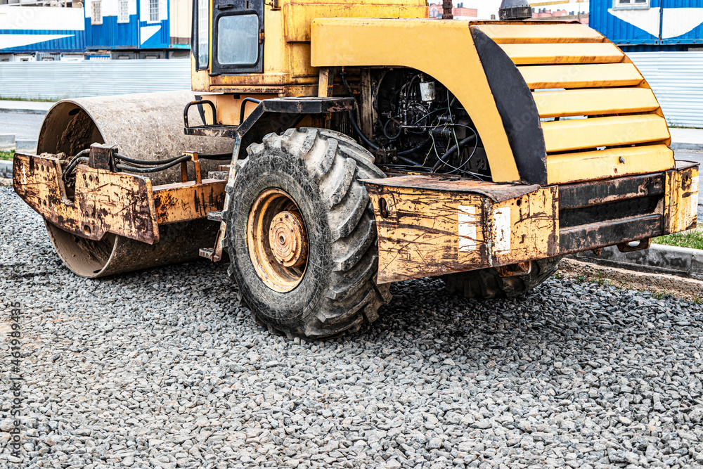 Obraz premium Heavy-duty vibratory roller for asphalt paving. Road construction. Construction of roads and urban transport communications. Heavy machinery.