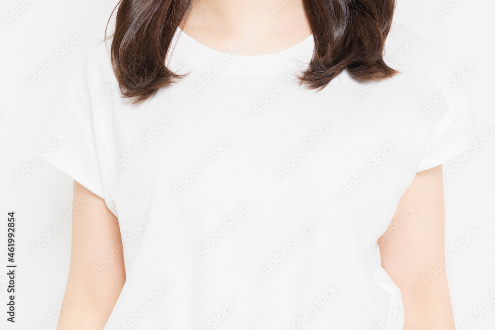 白いTシャツを着た若い女性の上半身 白いTシャツを着た若い女性の上半身