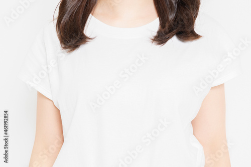 白いTシャツを着た若い女性の上半身