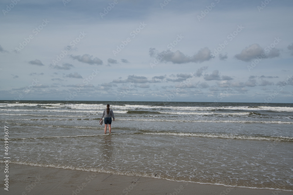 einsame Person im Meer am Strand von Juist