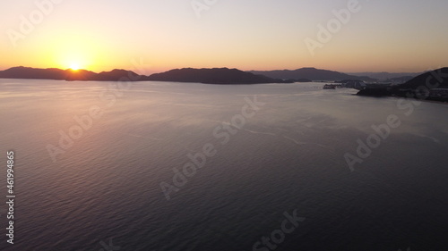 ドローン動画 山口県光市虹ヶ浜海水浴場の夕日 下松市笠戸島に沈む太陽