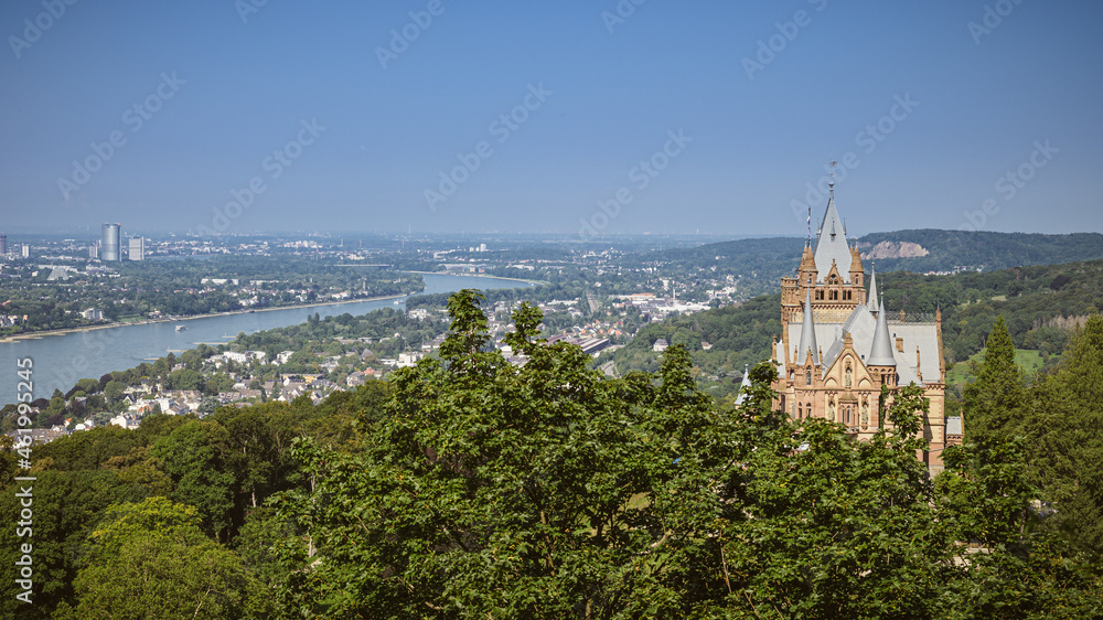 Blick auf die Drachenburg und das Rheintal bei Königswinter