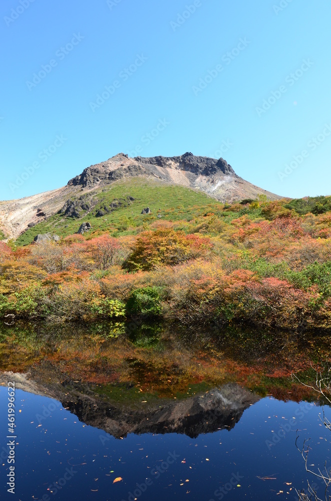 Mt. Chausu and autumn leaves reflected in the pond