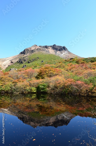 Mt. Chausu and autumn leaves reflected in the pond