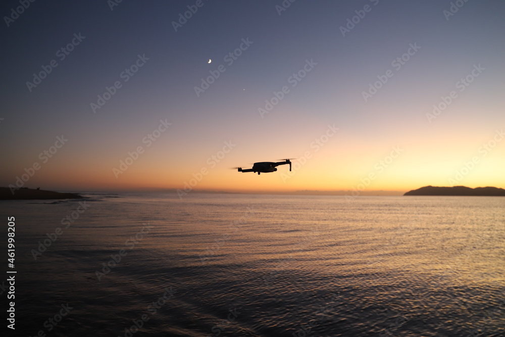 Fototapeta premium ドローンと山口県光市の七色の夕日 SDGs空から見たヒカリと輝き