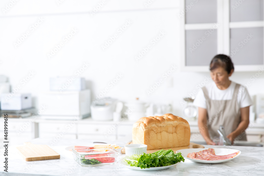キッチン風景、サンドウィッチを作る、食パン