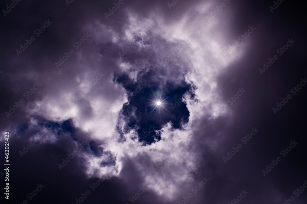 Obraz premium sol entre nubes