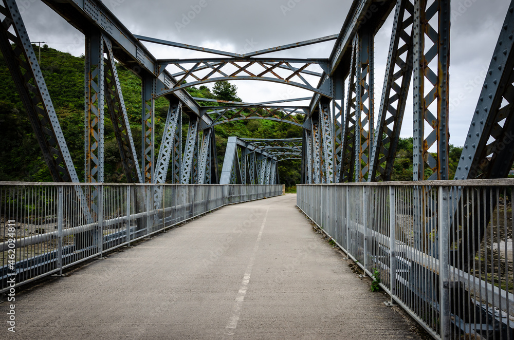Obraz premium Steel bridge over the river in Cornwall