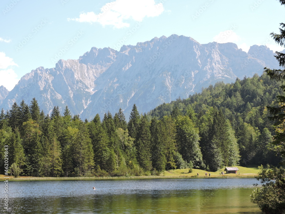 Alpensee vor Bergkette