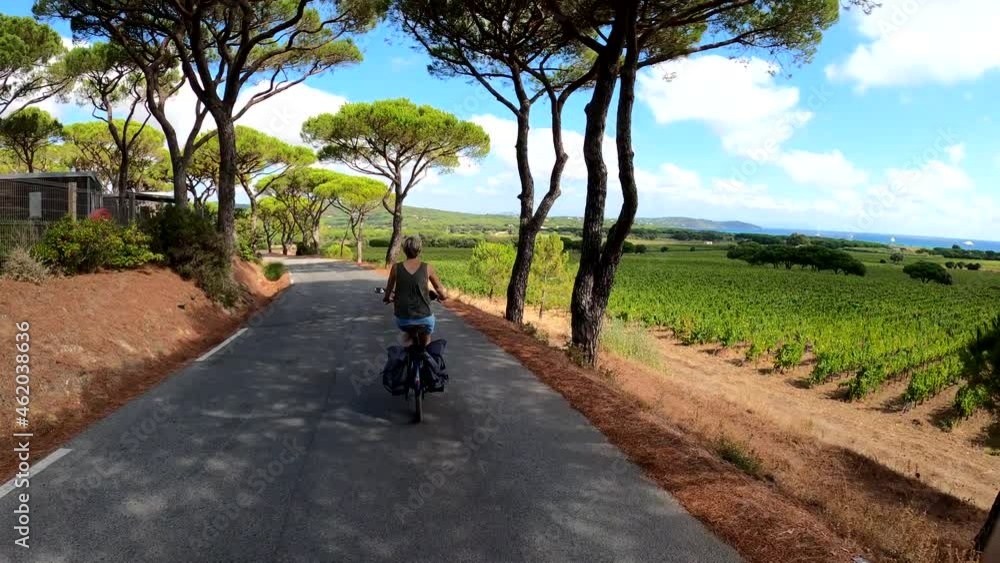 Une femme faisant du vélo en campagne