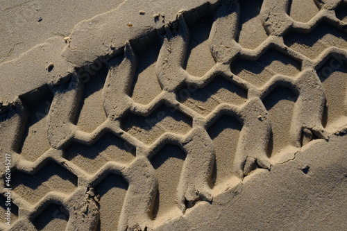 Reifenspur am Strand sorgt für die Bodenverfestigung