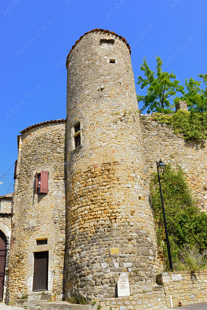 Maison à la tour en plein ciel bleu, place du château à Salavas (07150), département de l'Ardèche en région Auvergne-Rhône-Alpes, France