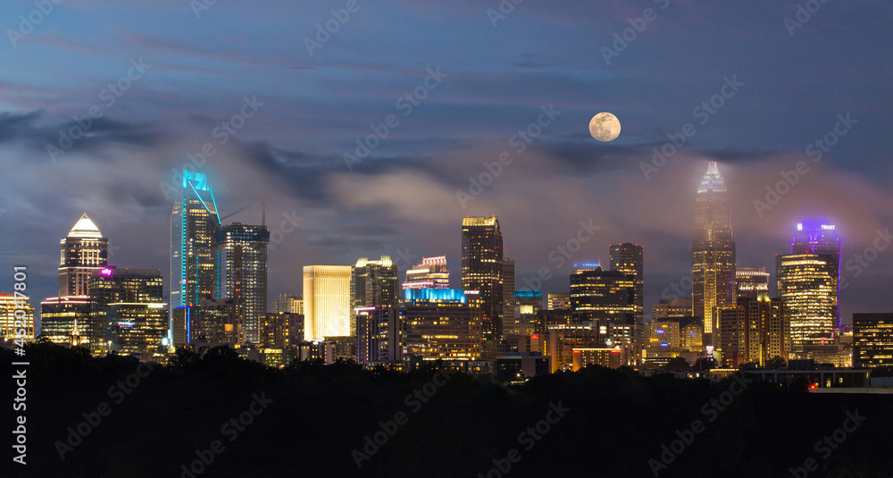 Fototapeta premium Charlotte Skyline at Dusk with Low Clouds
