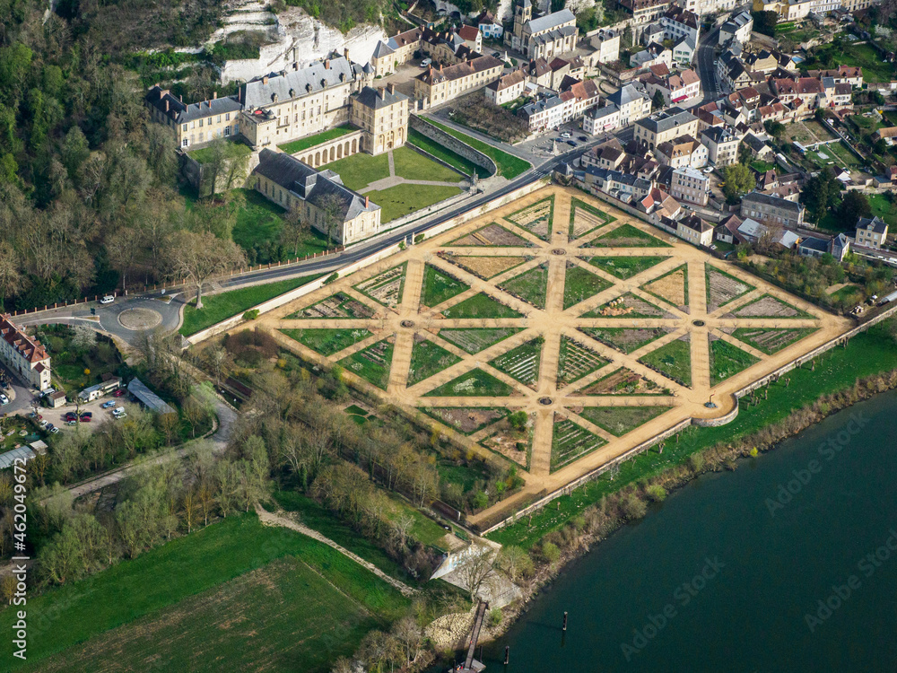 Φωτογραφία vue aérienne du château de La Roche-Guyon et des jardins à la française dans les