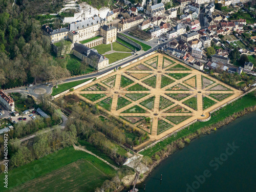 vue aérienne du château de La Roche-Guyon et des jardins à la française dans les Yvelines en France photo