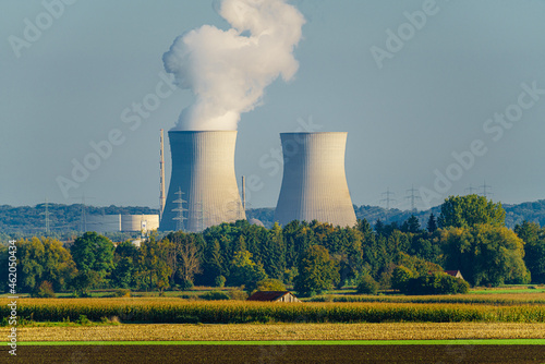 Blick auf die Kühltürme des Atomkraftwerks, AKW, Gundremmingen, bei blauem Himmel und hoher Dunstwolke