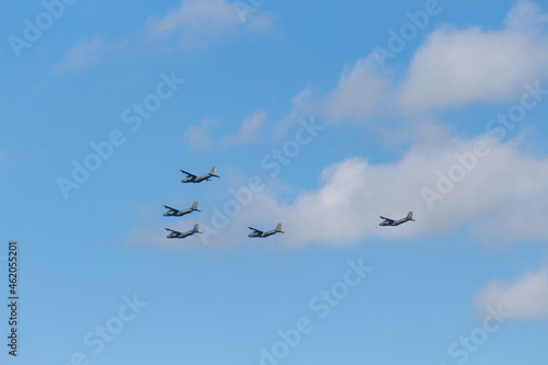 Mehrere Militär-Flugzeuge vom Typ Transall C-160 fliegen bei blauem Himmel in Formation
