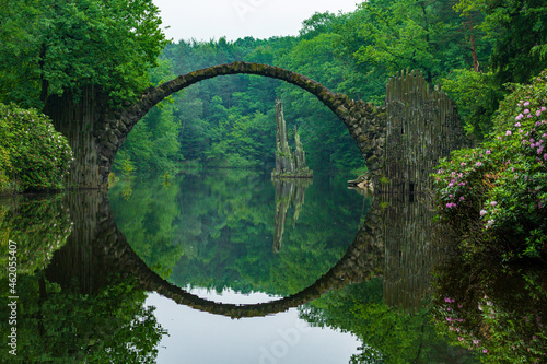 die Rokotzbrücke überspannt den 35m breiten Rakotzsee in einem Halbkreis