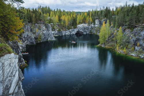 Fototapeta Naklejka Na Ścianę i Meble -  Autumn colors in Marble canyon Ruskeala, Karelia, Russia