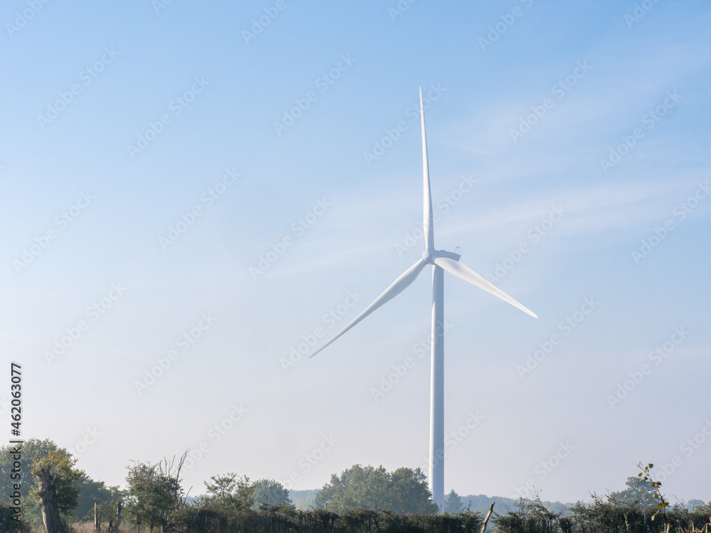 Éolienne au milieu des champs avec de la brume matinale Éolienne au milieu des champs avec de la brume matinale